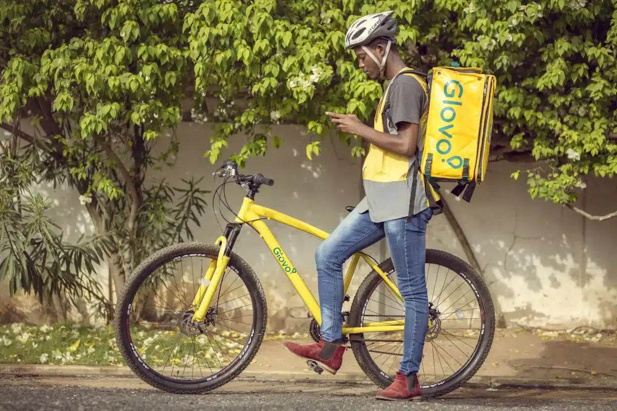 Glovo; sistema sotto accusa, rider sfruttati e costretti a lavorare pur di sopravvivere