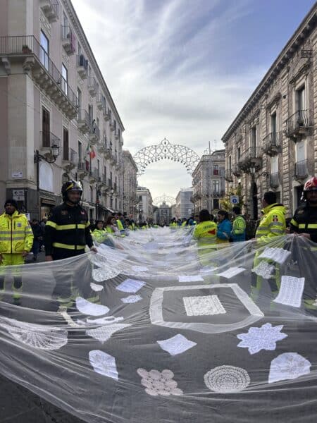 Tu sei Agata; Il velo lungo quasi 1km lungo la via Etnea