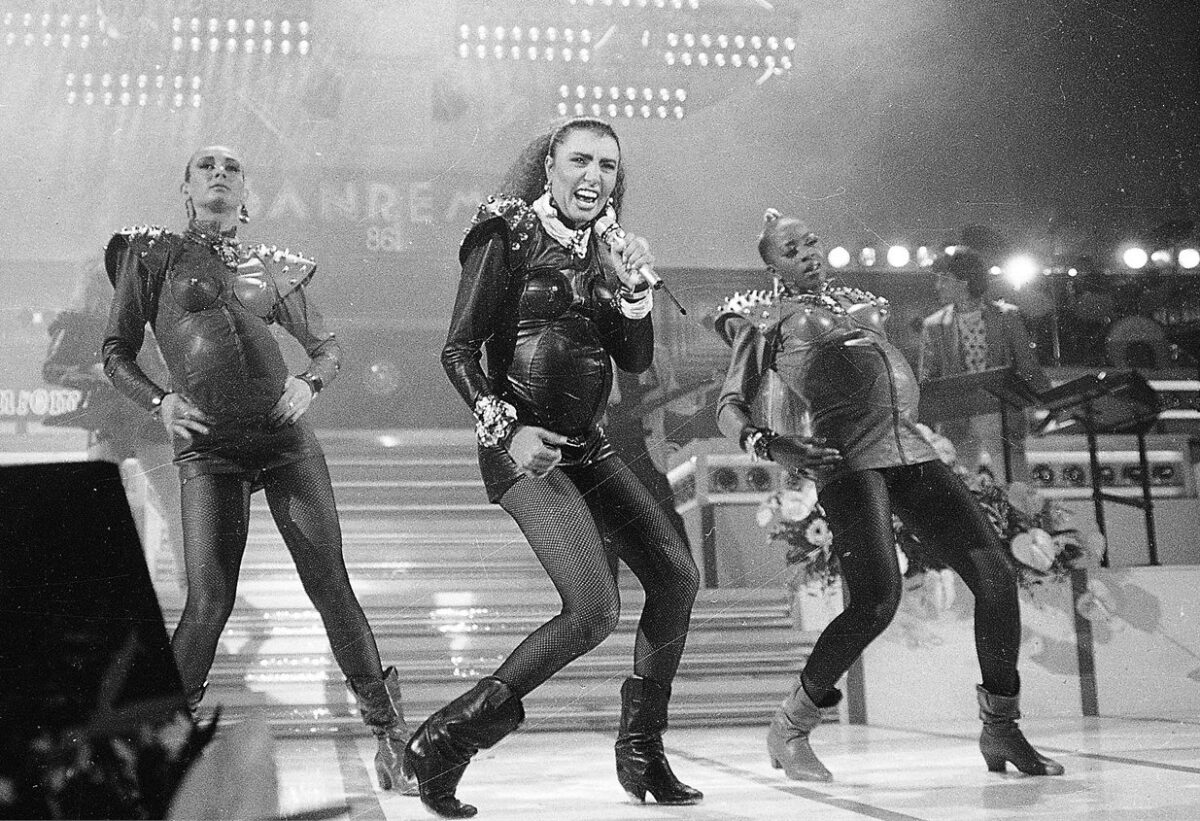 Loredana Bertè al Festival di Sanremo nel 1986; scandalo durante il brano "Re".