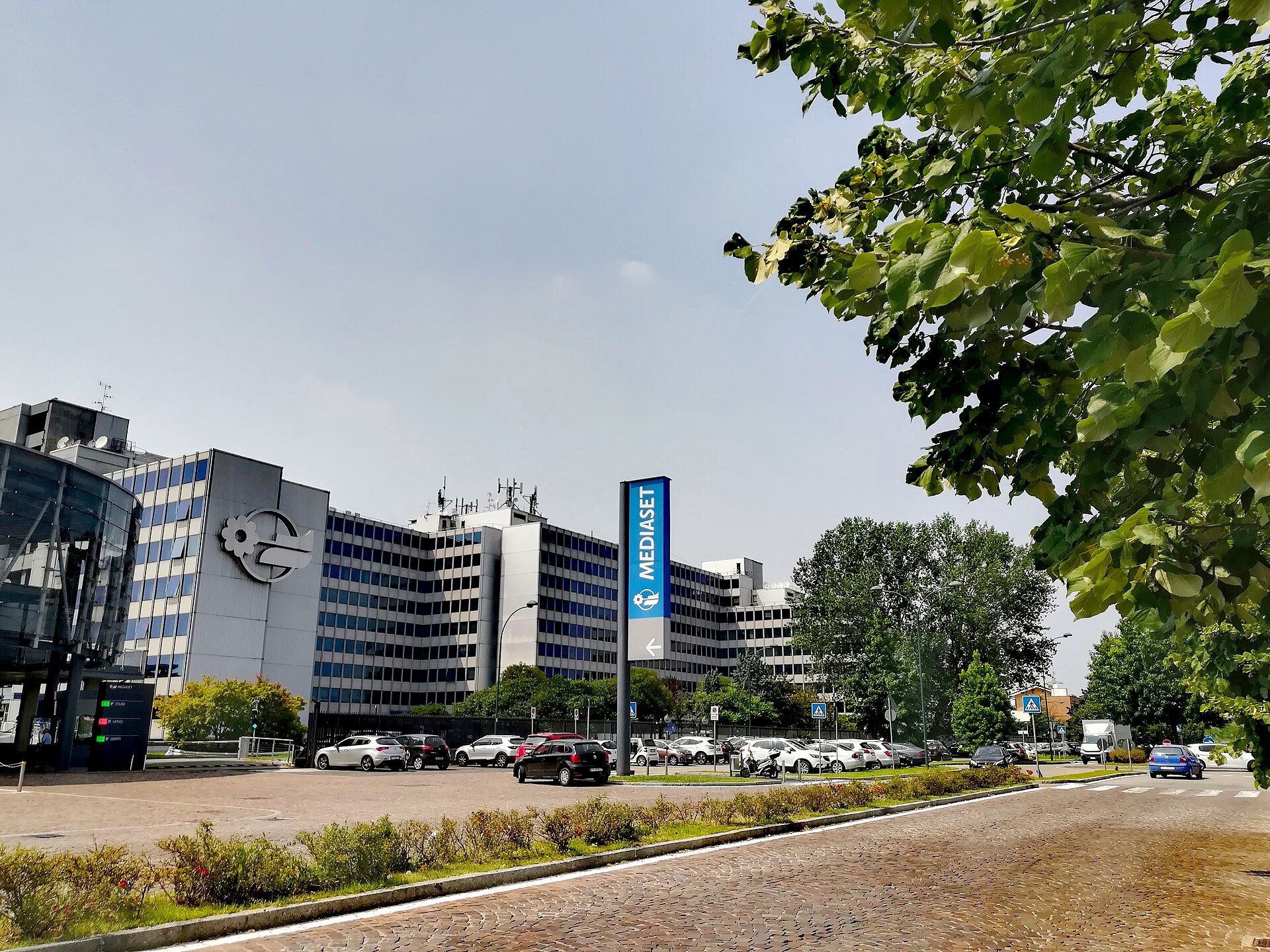 Mediaset assume in tutta Italia: dai ballerini ai manager, ecco come candidarsi