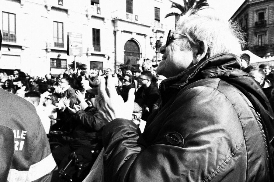 Sant'Agata; Suora devota applaude in segno di gratitudine