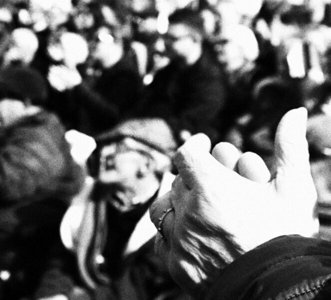 Sant'Agata; Mani in Segno di gratitudine tra la folla