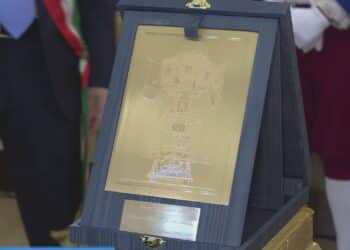 in foto la rappresentazione candelora d'oro