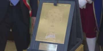 in foto la rappresentazione candelora d'oro