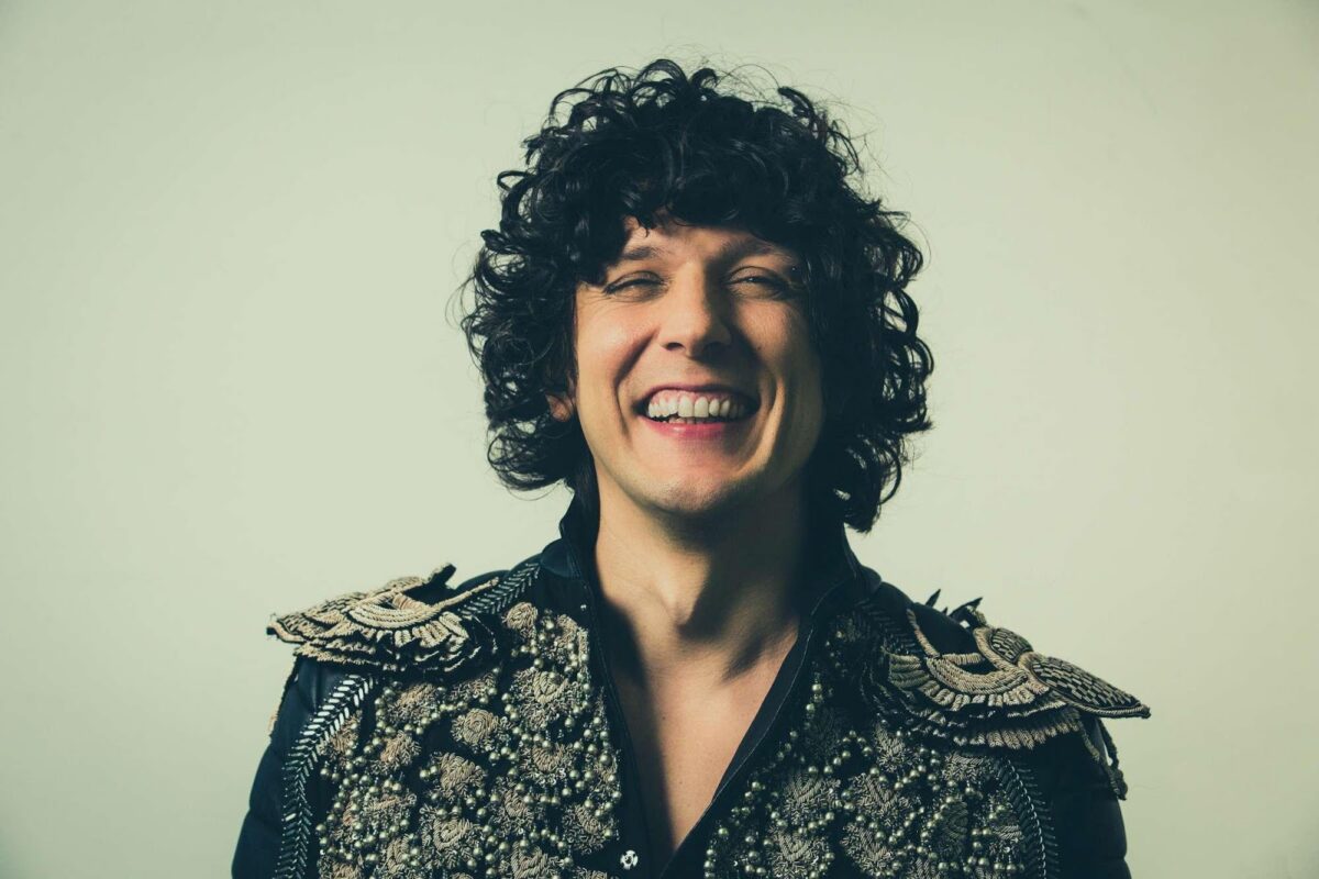 Ermal Meta; cantautore, compositore e polistrumentista albanese naturalizzato italiano.