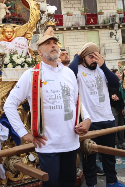 Sant'Agata; Devoti, portatori di una Candelora