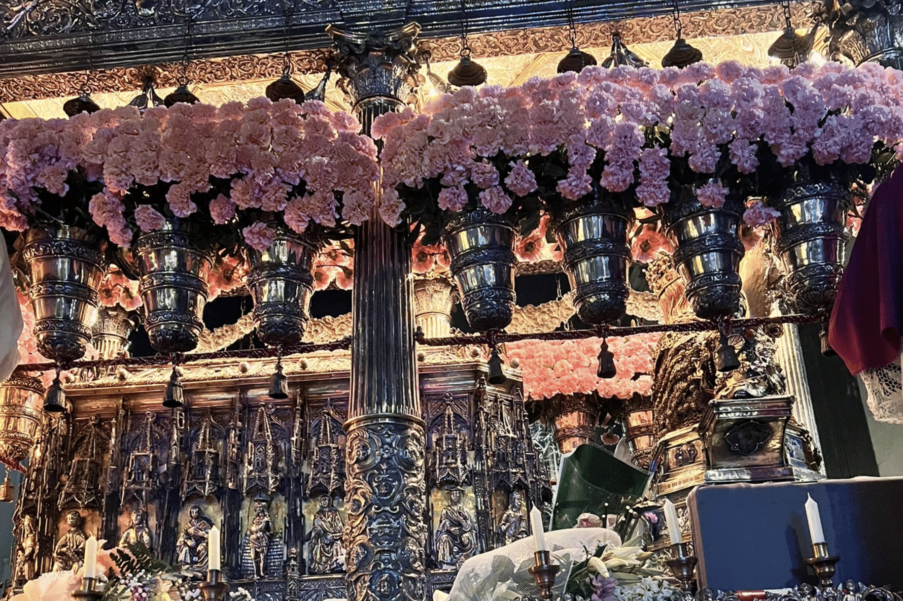 Il linguaggio dei fiori sul fercolo: perché i garofani di Sant’Agata cambiano colore?