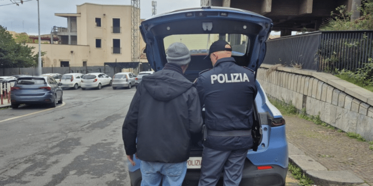 In foto i controlli della Polizia in Via Santa Maria La Grande