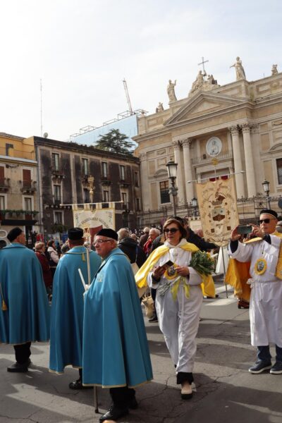 Sant'Agata; Processione devoti durante l'offerta della cera