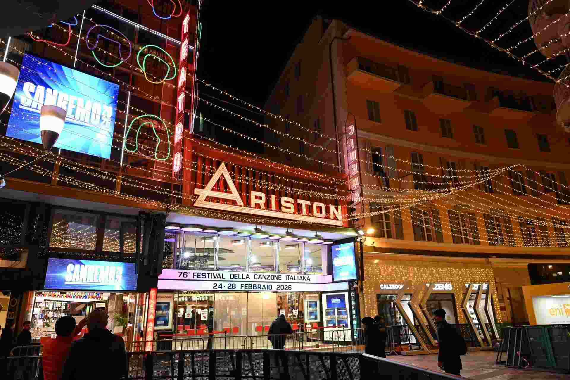 Festival di Sanremo 2026, al via la prima serata: cantanti e ospiti presenti