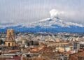 Veduta di Catania con sfonto etna innevato