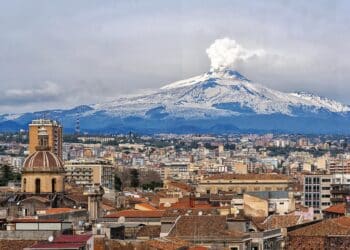 Veduta di Catania con sfonto etna innevato