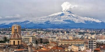 Veduta di Catania con sfonto etna innevato
