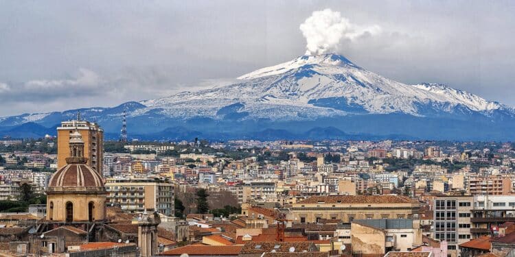 Veduta di Catania con sfonto etna innevato