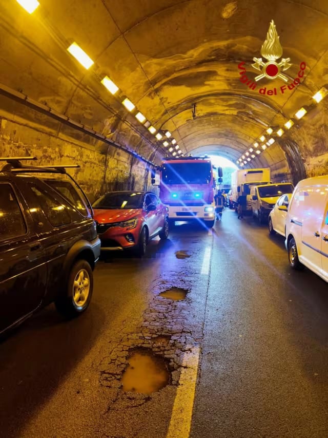 Maxi tamponamento sulla Messina-Palermo: 80 mezzi coinvolti in galleria