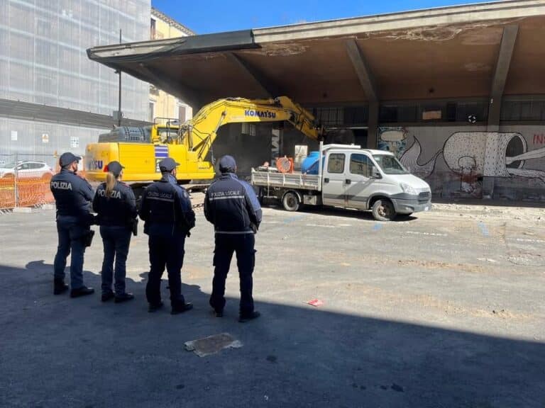 Ruspe in attività e demolizione ex palestra "Lupo"