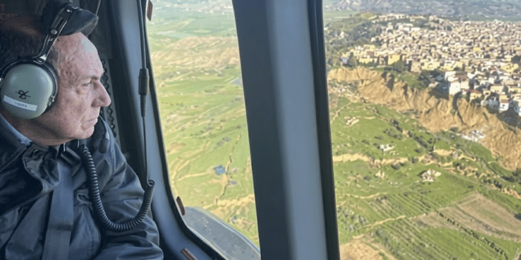 Il Presidente della Regione siciliana Renato Schifani in elicottero Niscemi dopo la frana