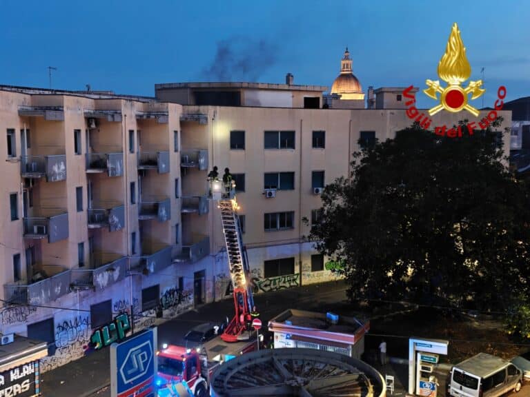 Incendio all’ex ospedale Santo Bambino