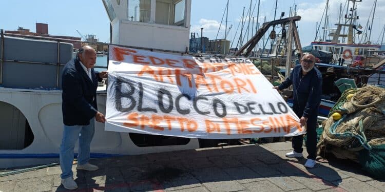 manifestanti per il caro carburanti minacciano blocco stretto di messina