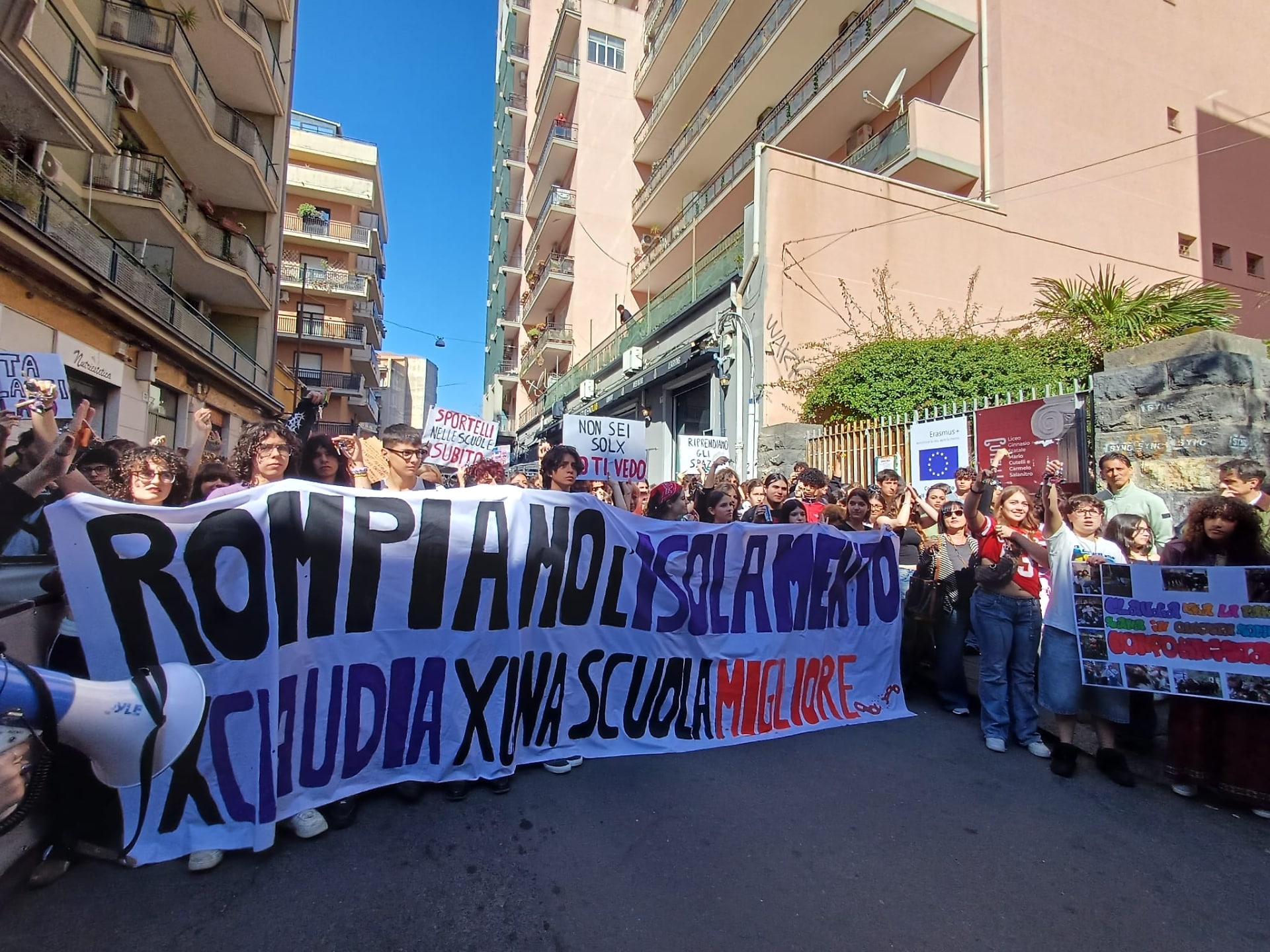 Studenti in piazza: “La scuola deve saper ascoltare”