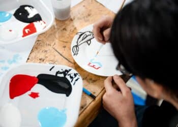 Ragazzi delle scuole che dipingono il logo di Catania