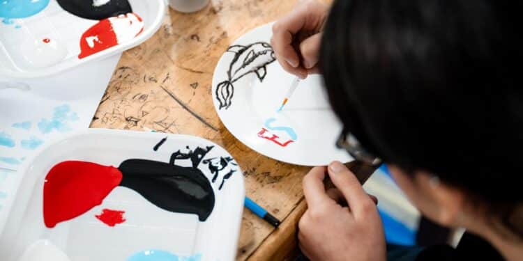 Ragazzi delle scuole che dipingono il logo di Catania