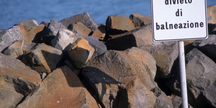 DIVIETO DI BALNEAZIONE MARE