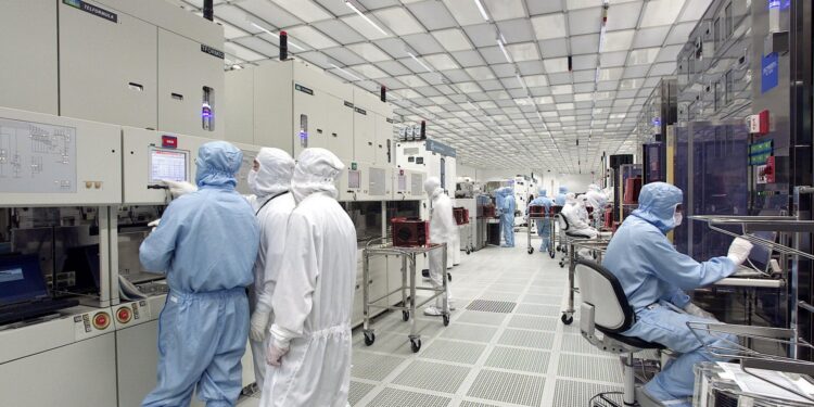 Foto di lavoratori in un sito di elettronica a Catania