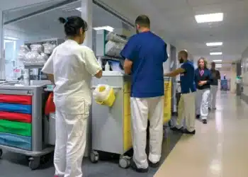 infermieri professioni e oss in reparto durante le abitudinali attività infermieristiche