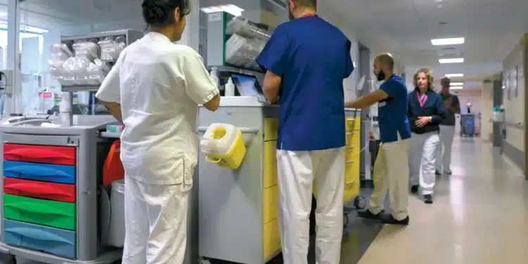 infermieri professioni e oss in reparto durante le abitudinali attività infermieristiche