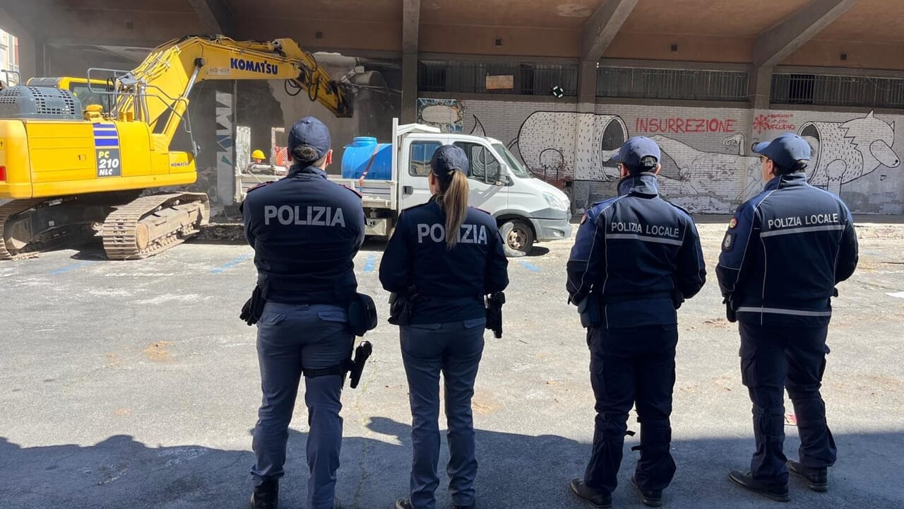 Catania, inizia la demolizione dell’ex Palestra Lupo [VIDEO]