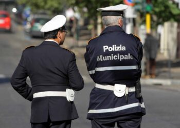 In foto due vigili urbani di catania