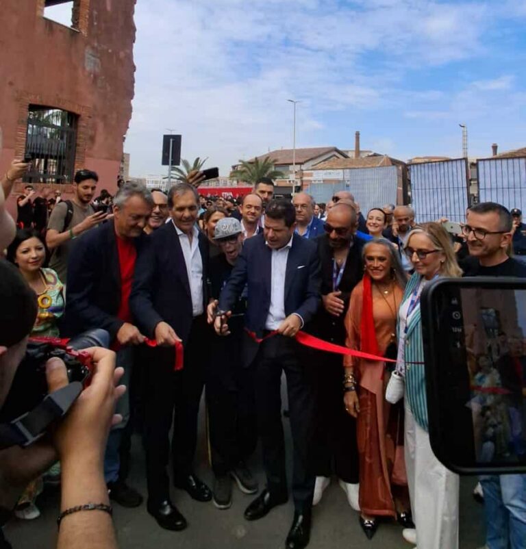 In prima linea il presidente dell’Ars, Gaetano Galvagno, il deputato regionale Nicola D’Agostino e il sindaco della Città Metropolitana e del Comune di Catania, Enrico Trantino, al fianco del direttore Antonio Mannino e del suo vice Gianluca Impegnoso
