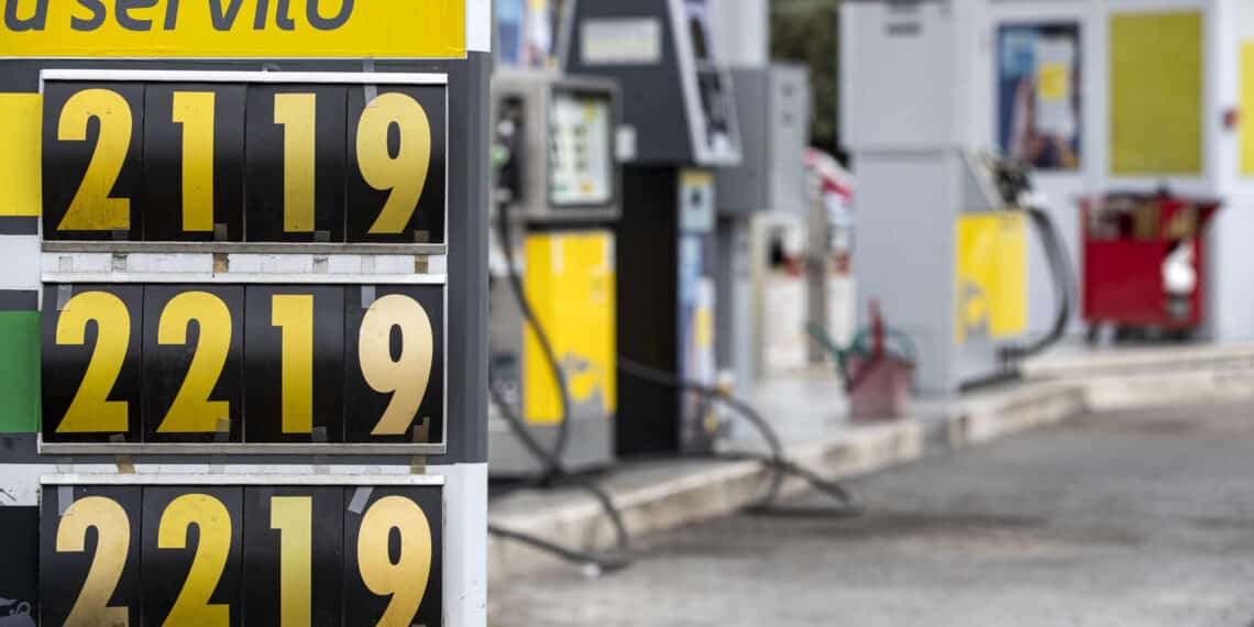 Il prezzo della benzina e del diesel sfonda la soglia dei 2 euro al litro nella maggior parte dei distributori di carburanti, Roma, 07 marzo 2022.
ANSA/MASSIMO PERCOSSI