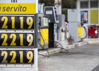 Il prezzo della benzina e del diesel sfonda la soglia dei 2 euro al litro nella maggior parte dei distributori di carburanti, Roma, 07 marzo 2022.
ANSA/MASSIMO PERCOSSI