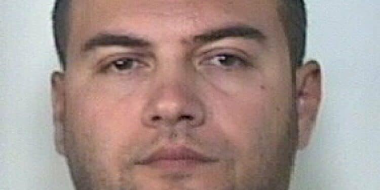 20071204 CATANIA - CRO - OPERAZIONE ANTIMAFIA: ARRESTATO IL FIGLIO DEL BOSS SANTAPAOLA: I Carabinieri del comando provinciale di Catania hanno eseguito un'ordinanza di custodia cautelare in carcere nei confronti di 70 presunti appartenenti a Cosa nostra. Tra gli arrestati anche Vincenzo Santapaola, figlio del boss.
ORIETTA SCARDINO