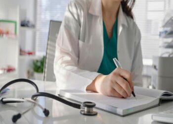 in foto una dottoressa che firma un contratto di lavoro per l'asp