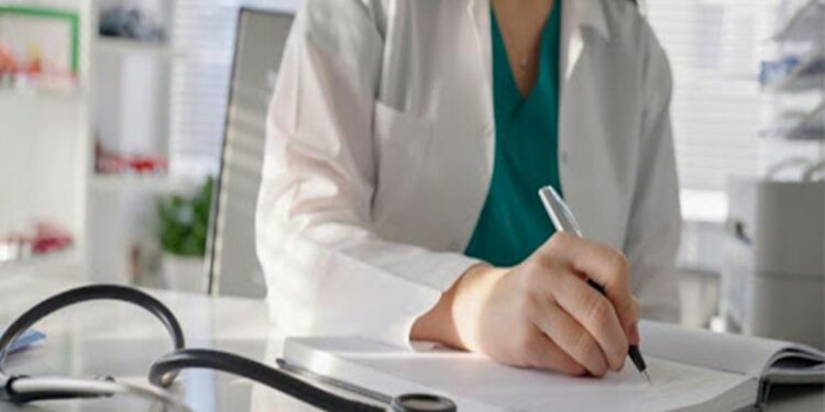 in foto una dottoressa che firma un contratto di lavoro per l'asp