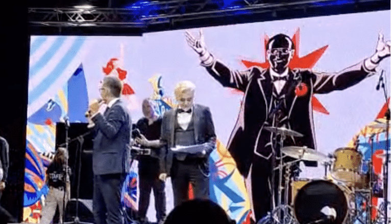 Morgan canta "Donna Rosa" e omaggia Pippo Baudo