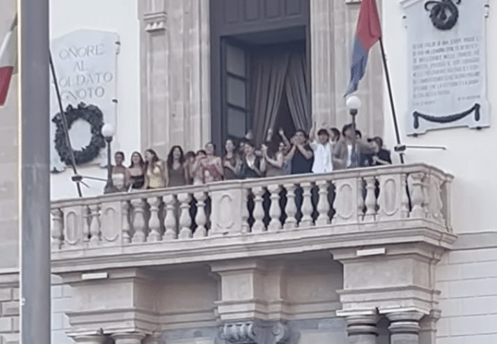 Dal balcone del Comune risuona il violino: il flash mob spontaneo degli studenti del "Paradisi" di Vignola