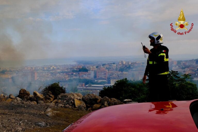 Vigile del fuoco alla presa con un vasto incendio a Catania