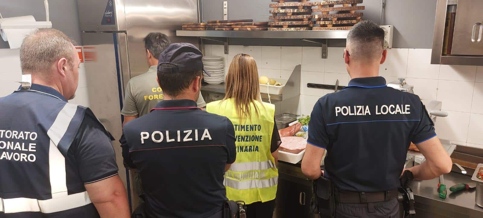 Controlli straordinari nel Catanese: alimenti scaduti e carenze igieniche in un ristorante