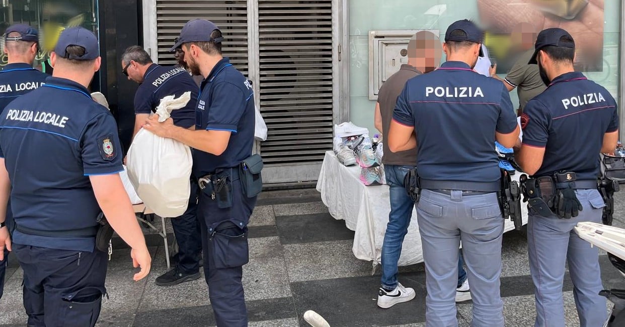 Catania, blitz della Polizia tra B&B e centro storico: posti letto abusivi e contraffazione