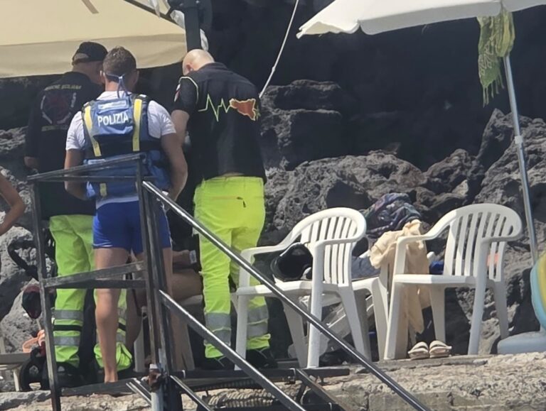 Trascinata dalla corrente fino alla Timpa di Acireale: turista salvata dalla Polizia