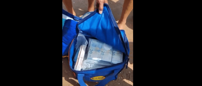 banconote in mare