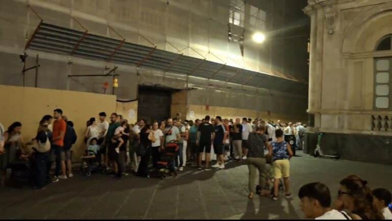 La fila da piazza Università per entrare in Cattedrale e ammirare il Busto Reliquiario restaurato e il Sacro Cranio di Sant'Agata