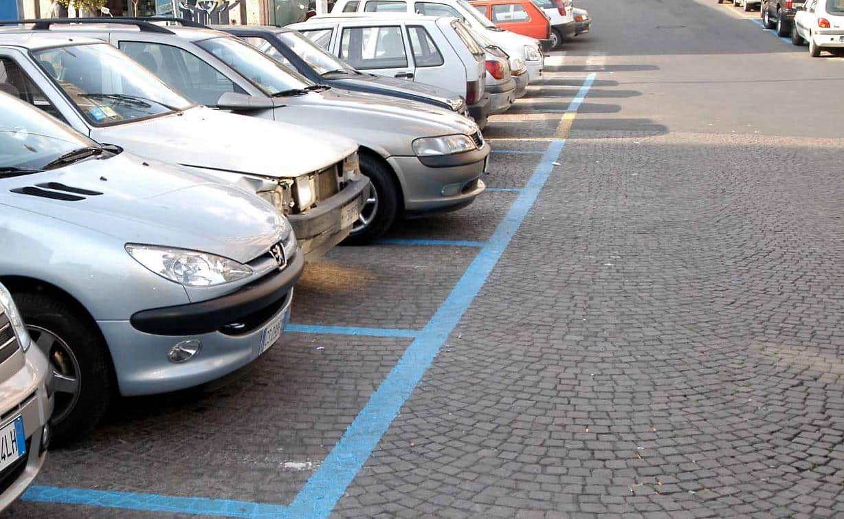 Catania, scontro sulle strisce blu: “Il Consiglio dice stop alle 20:00, ma Amts rimanda la deliberazione”