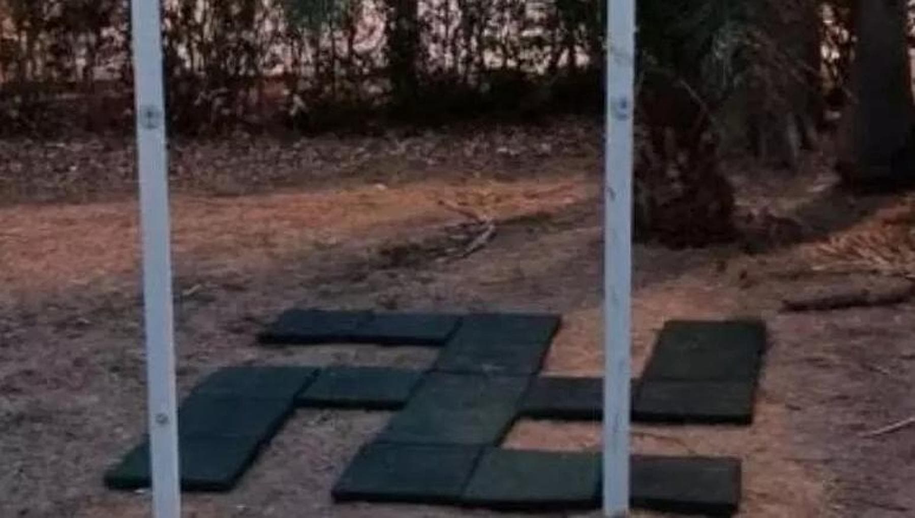 Orrore nel Catanese, svastica con i tappetini nella villa comunale: caccia ai responsabili