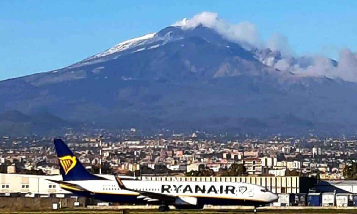 Gestione della cenere vulcanica negli aeroporti: il confronto tra i modelli internazionali e Fontanarossa