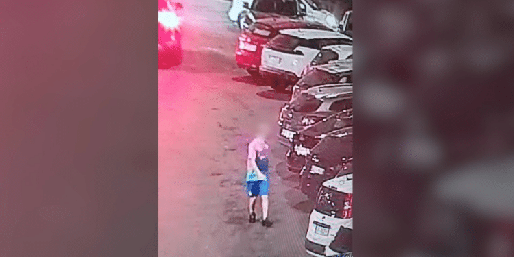 Parcheggiatore abusivo ripreso dalla video sorveglianza